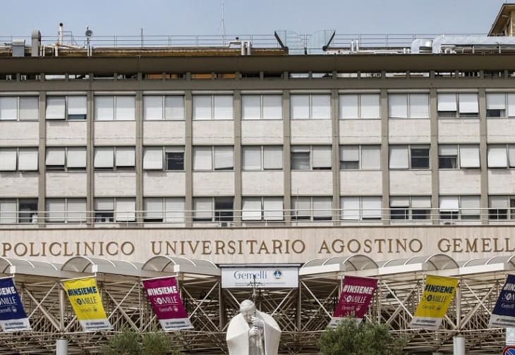 El papa, operado con éxito de un problema de colon (1)