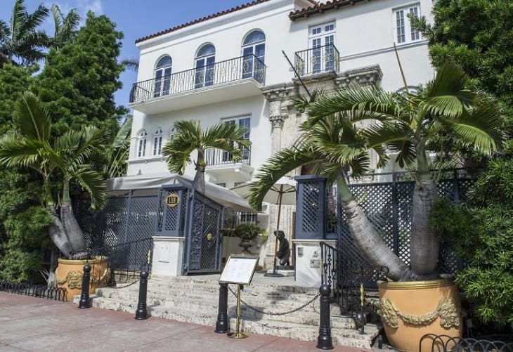 Hallan los cadáveres de dos hombres en la antigua mansión Versace de Miami Beach