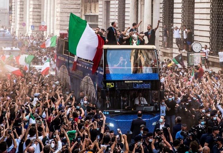 Italia recorre Roma con un autobús descubierto para celebrar la Eurocopa