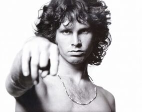 Homenaje en la tumba de Jim Morrison en el 50 aniversario de su muerte