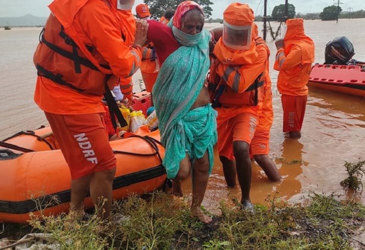 La India busca supervivientes tras las lluvias que dejaron un centenar de muertos