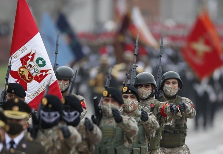 Las Fuerzas Armadas ofrecen un desfile por el bicentenario al presidente del Perú