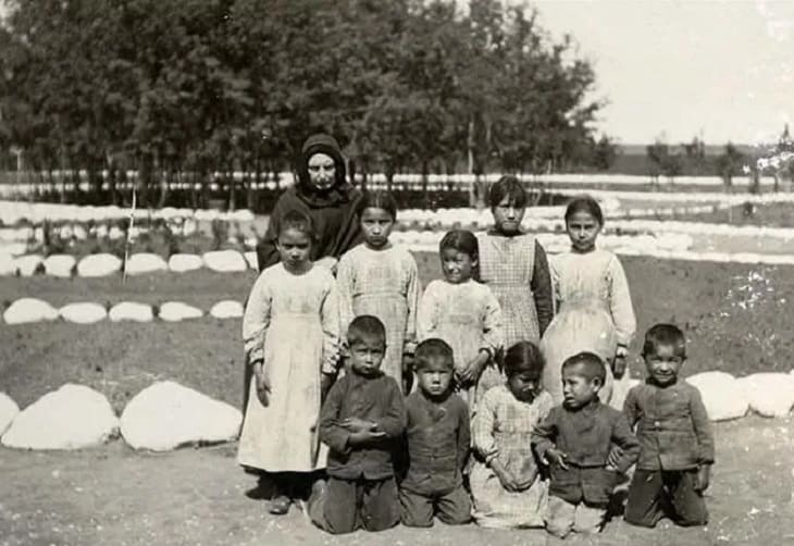 Las tumbas de niños indígenas convierten el Día de Canadá en una jornada de luto