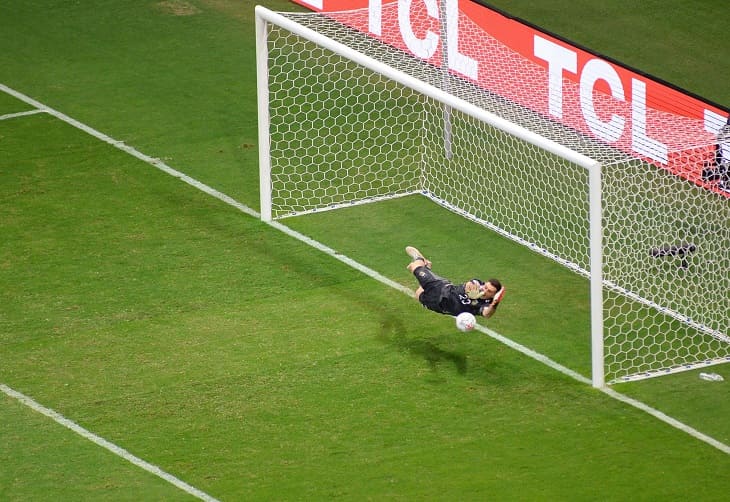 Martínez ataja tres penaltis y pone a Argentina en la final con Brasil