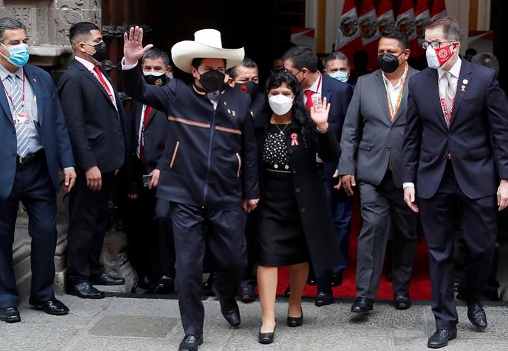 Pedro Castillo asume la presidencia de Perú