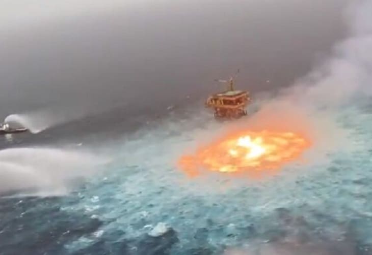 Pemex reporta una fuga con fuego en gasoducto submarino del sureste de México