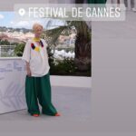 Tilda Swinton con vestido y bandera en honor a Colombia