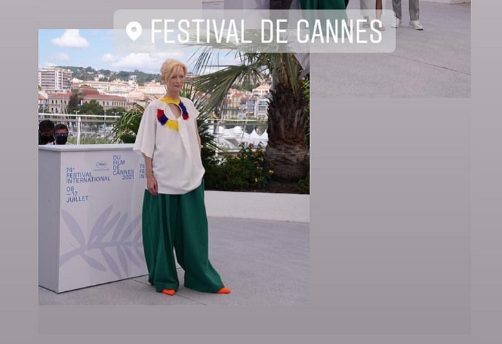 Tilda Swinton con vestido y bandera en honor a Colombia