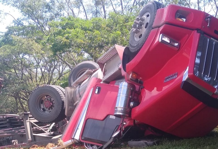 Muere conductor de tractomula que quedó atrapado en accidente cerca a Melgar