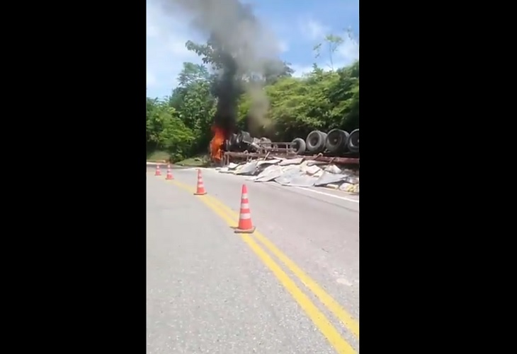 Volca y se incinera camión en vía Puerto Berrío - San José del Nus