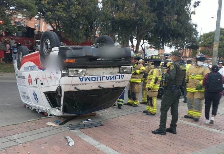 Ambulancia quedó boca arriba en Tunjuelito y dejó 2 heridos
