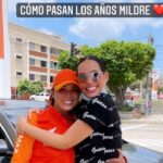 Andrea Valdiri le regala moto a Mildreth, amiga de infancia