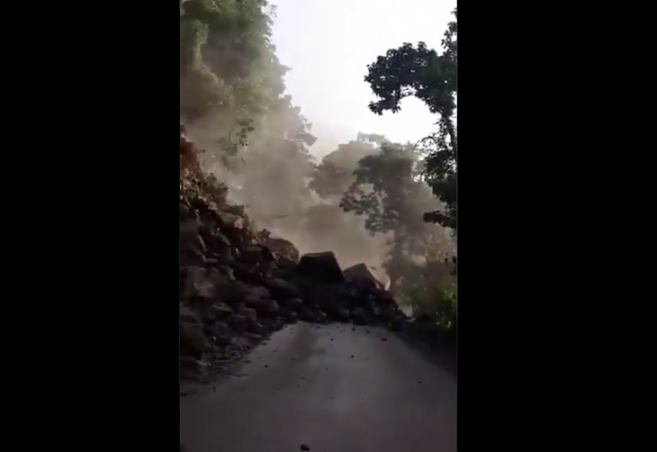 Roca impactó bus con empleados de EPM en la vía El Limón- Anorí