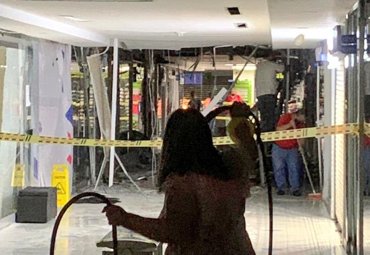 Cayó un techo cristalizado en centro comercial El Diamante en Medellín