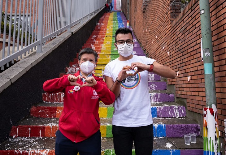 Penoso edit viral de foto de Claudia López en las escaleras de la 89 con 7