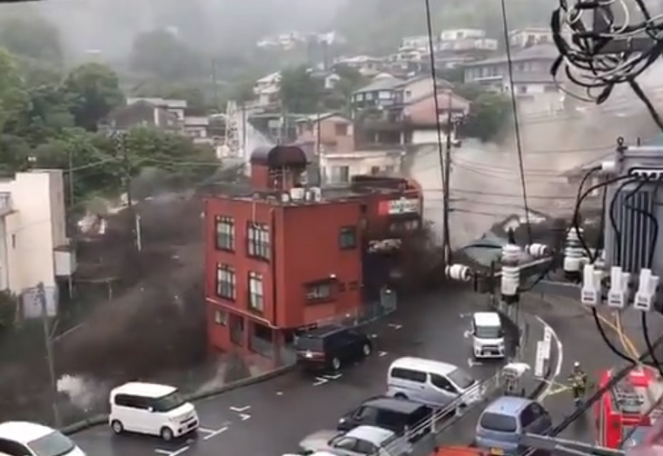 Brutal deslizamiento de tierra arrasa con calles en Atami, Japón
