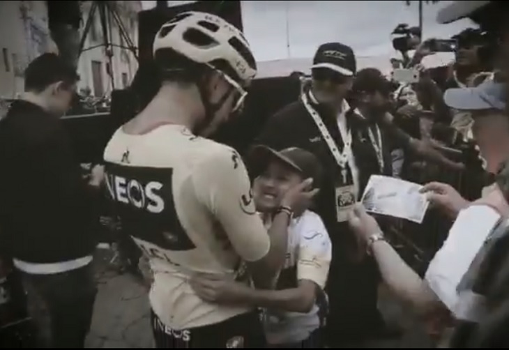 Egan Bernal se despide del niño que lloró por él cuando ganó el Tour