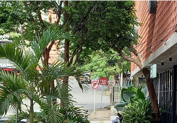 Atraco masivo en El Poblado, ladrones llegaron uniformados y en carros y motos