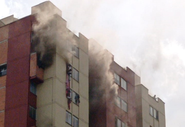 Incendio en shut de Urbanización Santa María obliga evacuación en Medellín