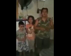 Brutal video de mujer amenazada de muerte con sus hijos en Campoalegre, Huila