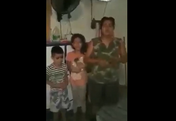 Brutal video de mujer amenazada de muerte con sus hijos en Campoalegre, Huila