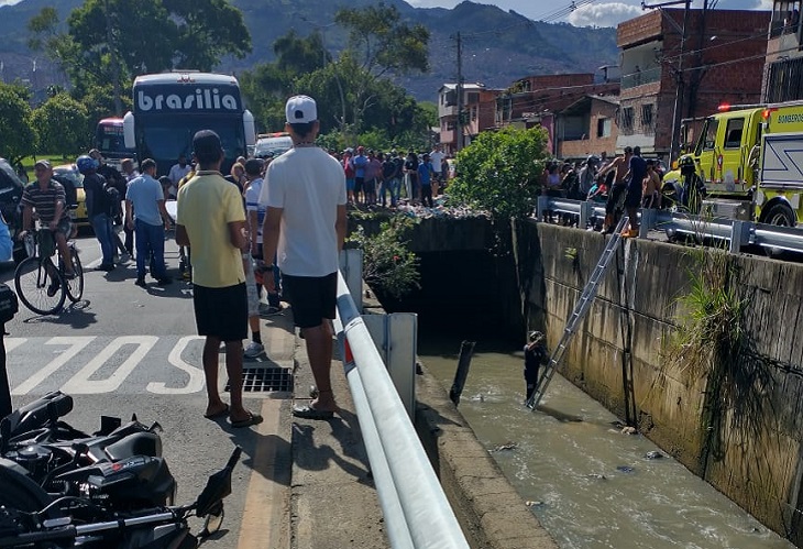 Motociclista cae del Puente del Mico en Medellín tras chocar con un bus
