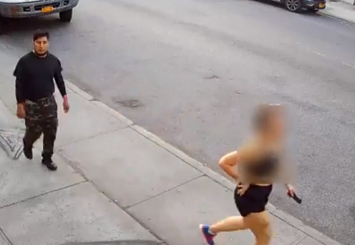 Video de sujeto que abusó de mujer en una calle de Brooklyn
