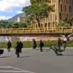 Manifestante le pega patada por la espalda a una agente del Esmad en Medellín