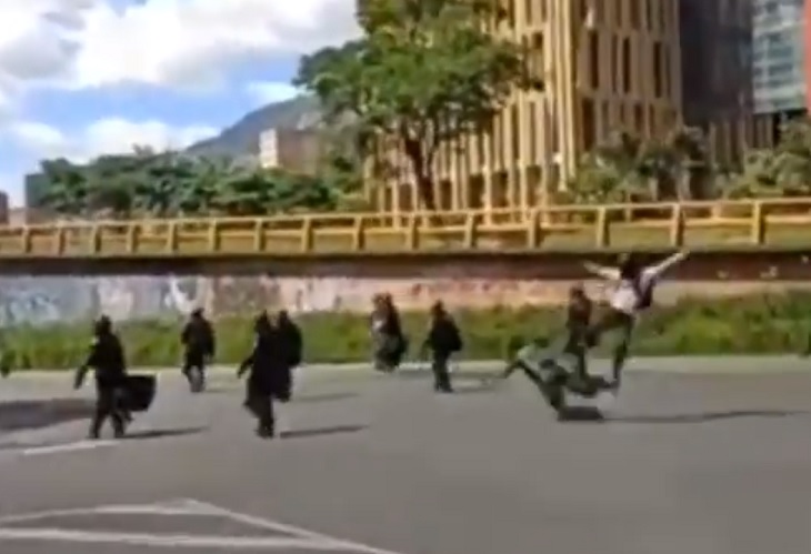 Manifestante le pega patada por la espalda a una agente del Esmad en Medellín