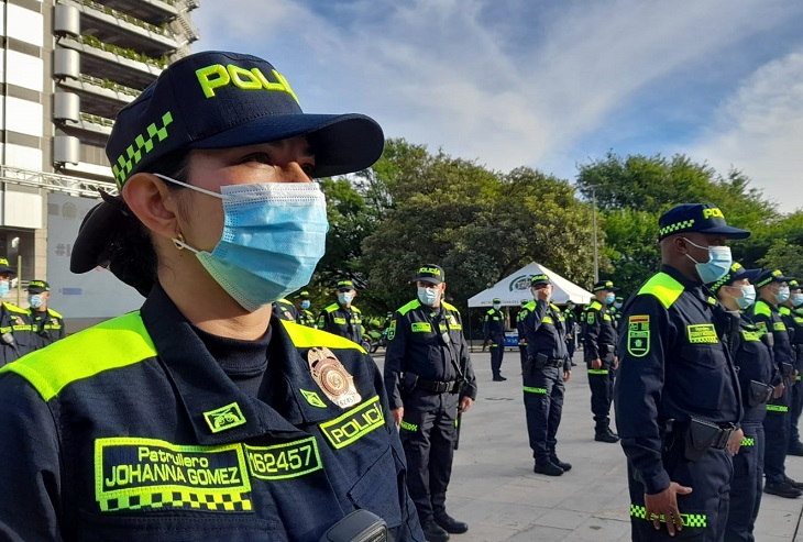 La policía ya luce el uniforme azul en Bogotá, Medellín y Cali