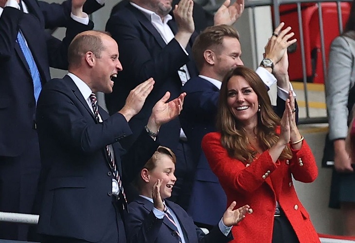 Burlas al pequeño príncipe George por ir a un partido de saco y corbata