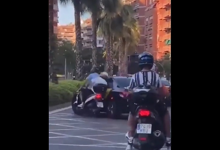 Video de taxista arrollando a motorista en Barcelona