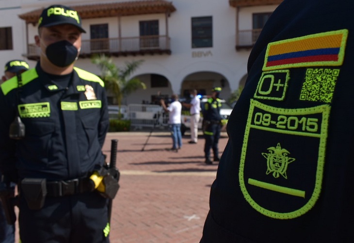 Uniforme de policías en Colombia ahora tiene QR para saber la identidad