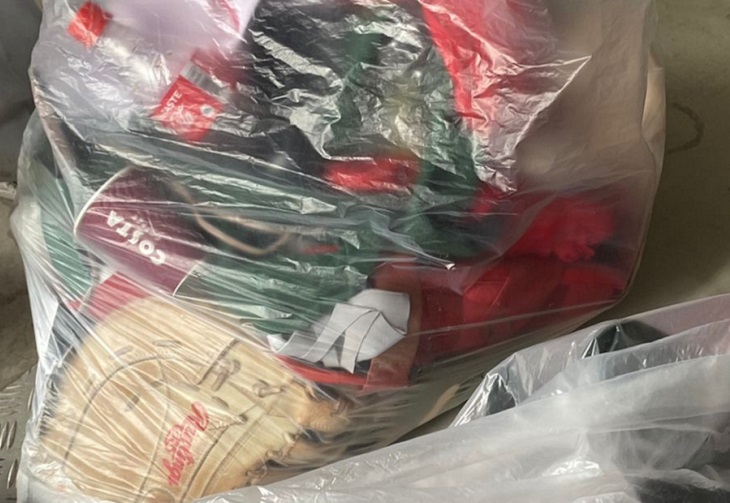 Equipo mexicano de softbol tiró sus uniformes a la basura en la Villa Olímpica