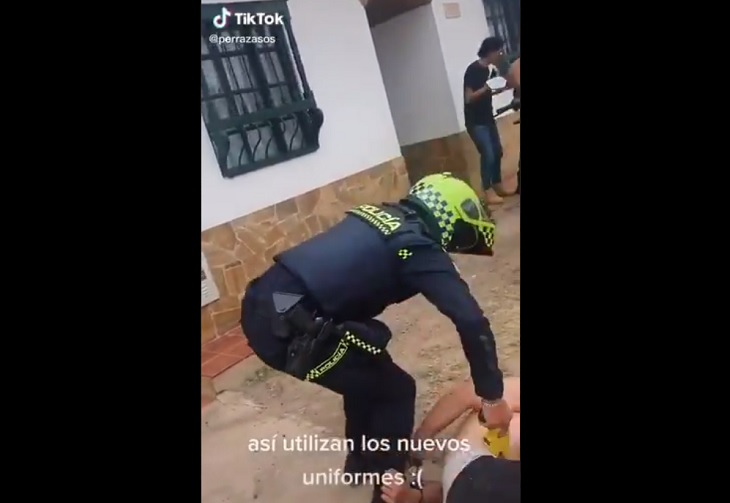Policía de Villa de Leyva le da descarga taser a un joven