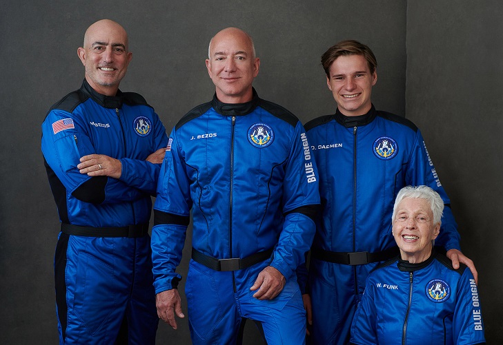 Jeff Bezos completó su viaje al espacio a bordo de una Blue Origin