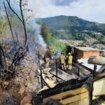 Se quemó una casa en La Sierra, Bomberos tuvieron que llegar caminando