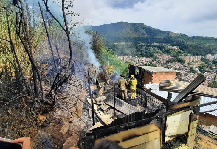 Se quemó una casa en La Sierra, Bomberos tuvieron que llegar caminando