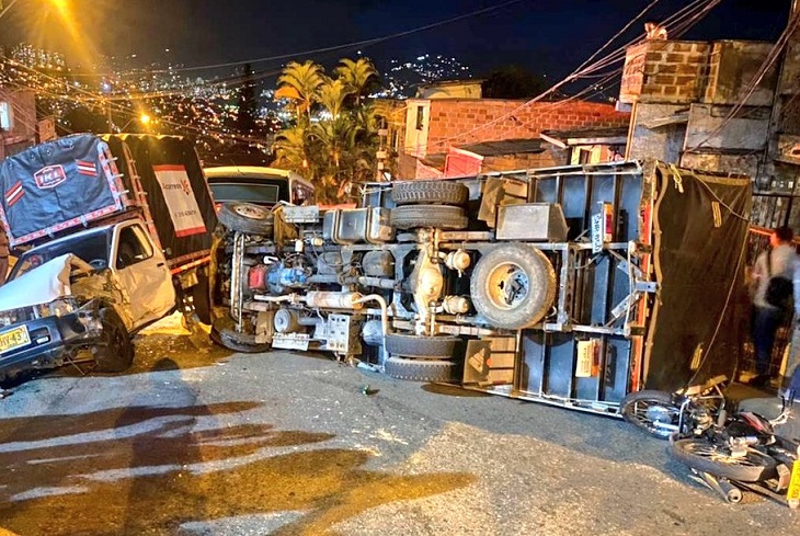 Increíble accidente de 3 vehículos en barrio Los Mangos de Medellín