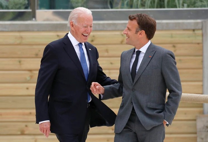 Biden y Macron evalúan cómo coordinarse para la llegada de refugiados afganos