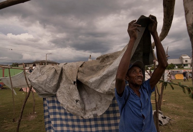 Casas de palo y lona para refugiarse de la inclemente Grace tras el terremoto