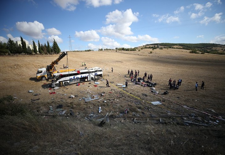 Catorce muertos y dieciocho heridos al volcar un autobús en Turquía