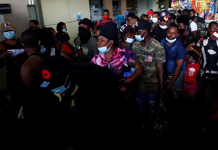 Centenares de haitianos parten hacia el norte de Colombia en una ruta humanitaria