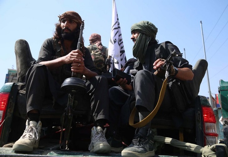 China recupera la retórica contra EE.UU. mientras escruta a los talibanes