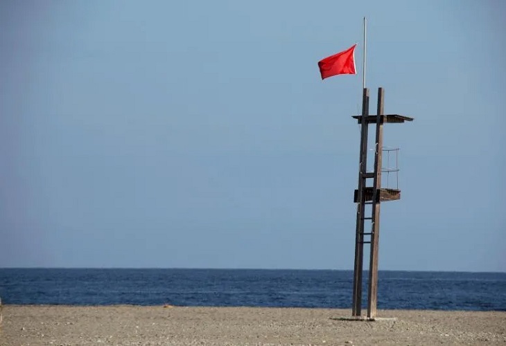 Cierran 8 playas de La Manga para retirar peces muertos en el Mar Menor