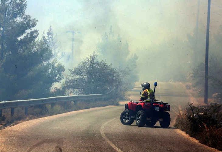 Continúa por tercer día la lucha contra el incendio forestal al noreste de Atenas