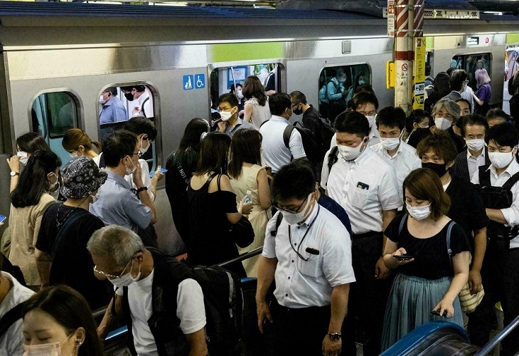 Cuatro heridos en un ataque con cuchillo en un tren de Tokio