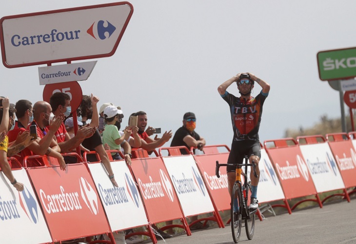 Damiano Caruso se impone en la cima de Velefique; Roglic y Mas se refuerzan