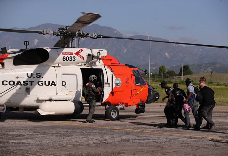 EE.UU. envía ocho helicópteros a Haití para ayudar en labores de rescate