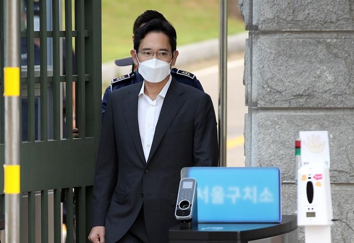 El líder de Samsung sale en libertad condicional tras un polémico indulto